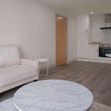 Charming 1-Bedroom Apartment In Leeds City Centre Perfect For Couples Or Solo Travelers Exterior foto
