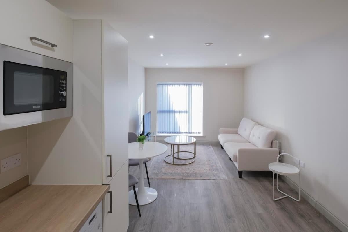 Charming 1-Bedroom Apartment In Leeds City Centre Perfect For Couples Or Solo Travelers Exterior foto